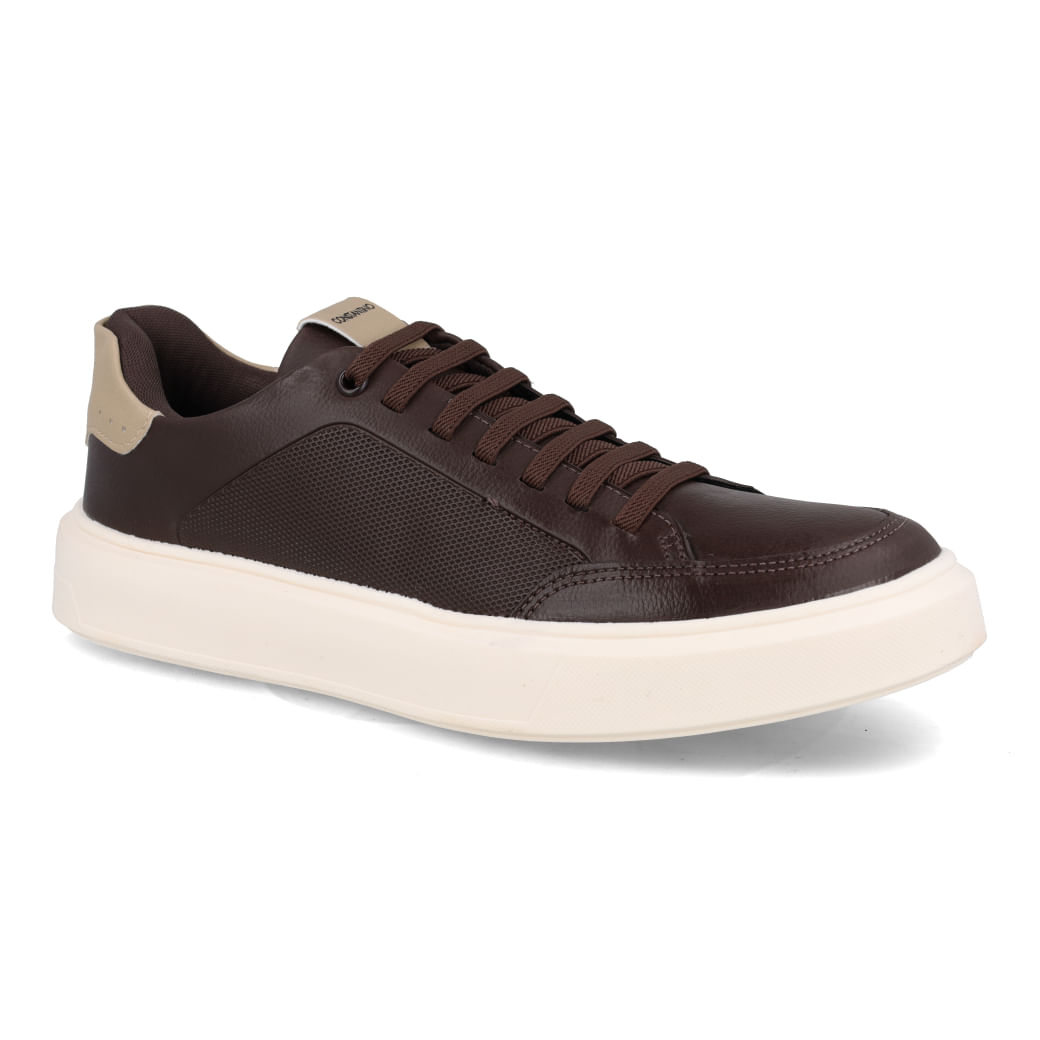 Tênis casual masculino marrom visto em outro ângulo mostrando detalhes do design